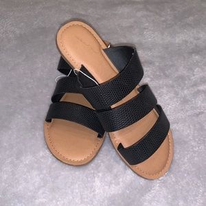 NWT Universal thread black leather look slide on strappy sandal